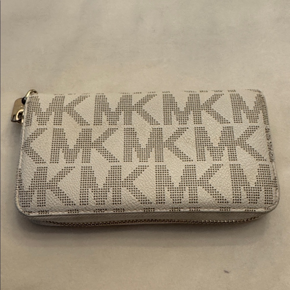 Amazing condition! Michael Kors Logo Wallet/Wristlet - Picture 6 of 13